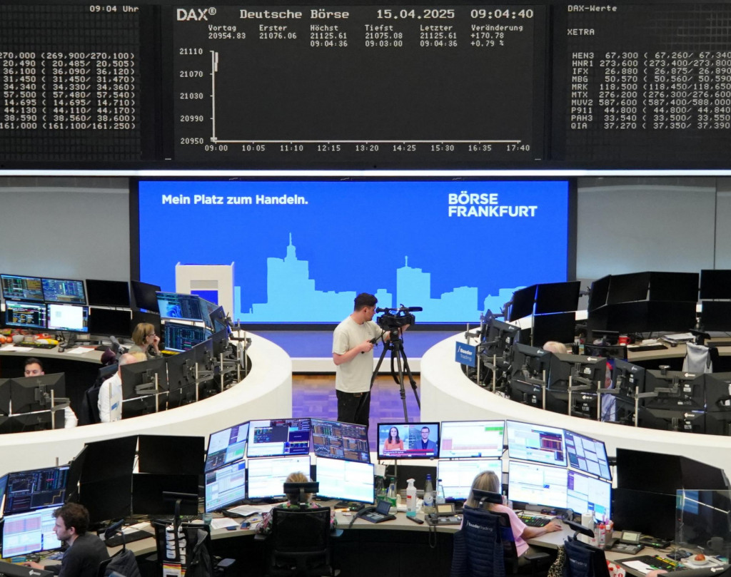 Graf nemeckého indexu cien akcií DAX je zobrazený na burze cenných papierov vo Frankfurte nad Mohanom. FOTO: Reuters