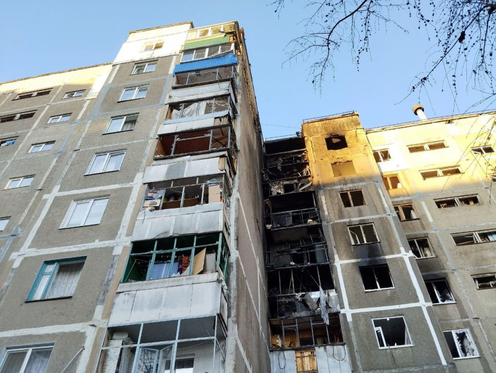 Pohľad ukazuje poškodený bytový dom po tom, čo miestne úrady nazvali útokom ukrajinského bezpilotného lietadla počas rusko-ukrajinského konfliktu v ruskom Kursku. FOTO: Reuters