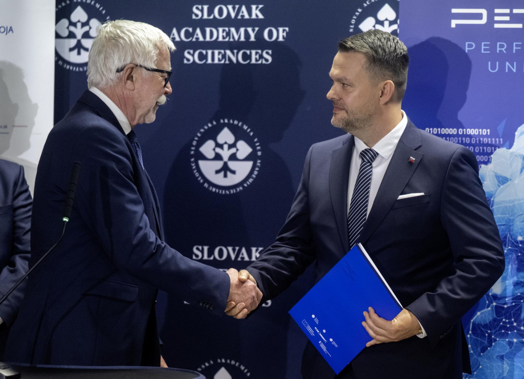 Minister investícií, regionálneho rozvoja a informatizácie Samuel Migaľ (nezávislý) a predseda Slovenskej akadémie vied (SAV) Pavol Šajgalík. FOTO: TASR/Martin Baumann