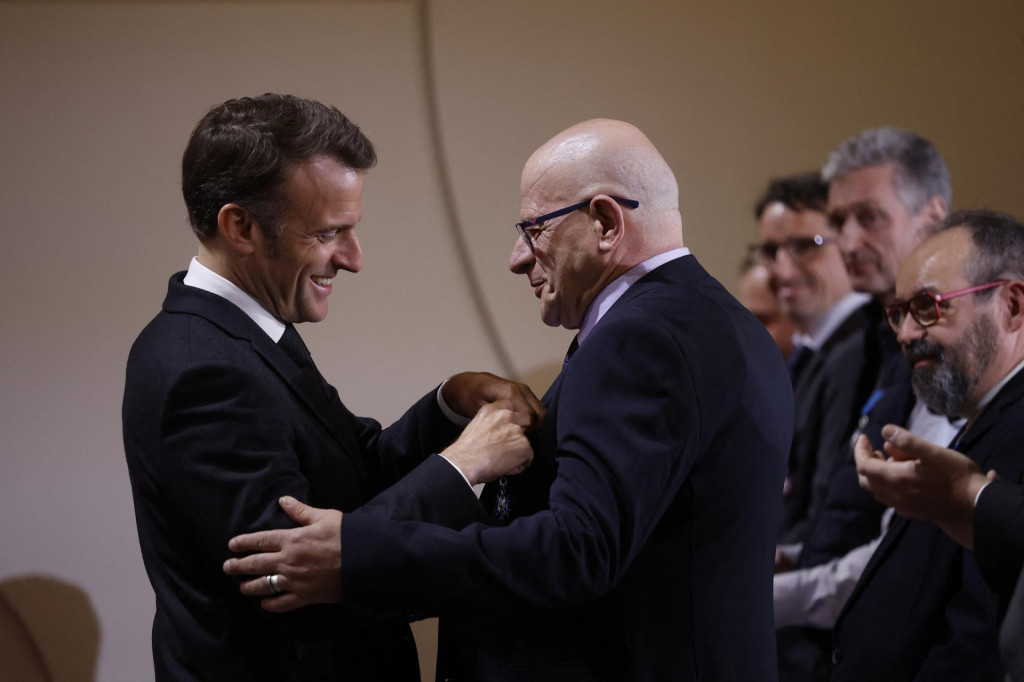 Macron vo svojom prejave ocenil „hrdinstvo hasičov, štedrosť mecenášov, talent a obetavosť tisícok profesionálov“, pričom sa zástupcom každého remesla poďakoval za ich odbornosť a nasadenie. FOTO: REUTERS