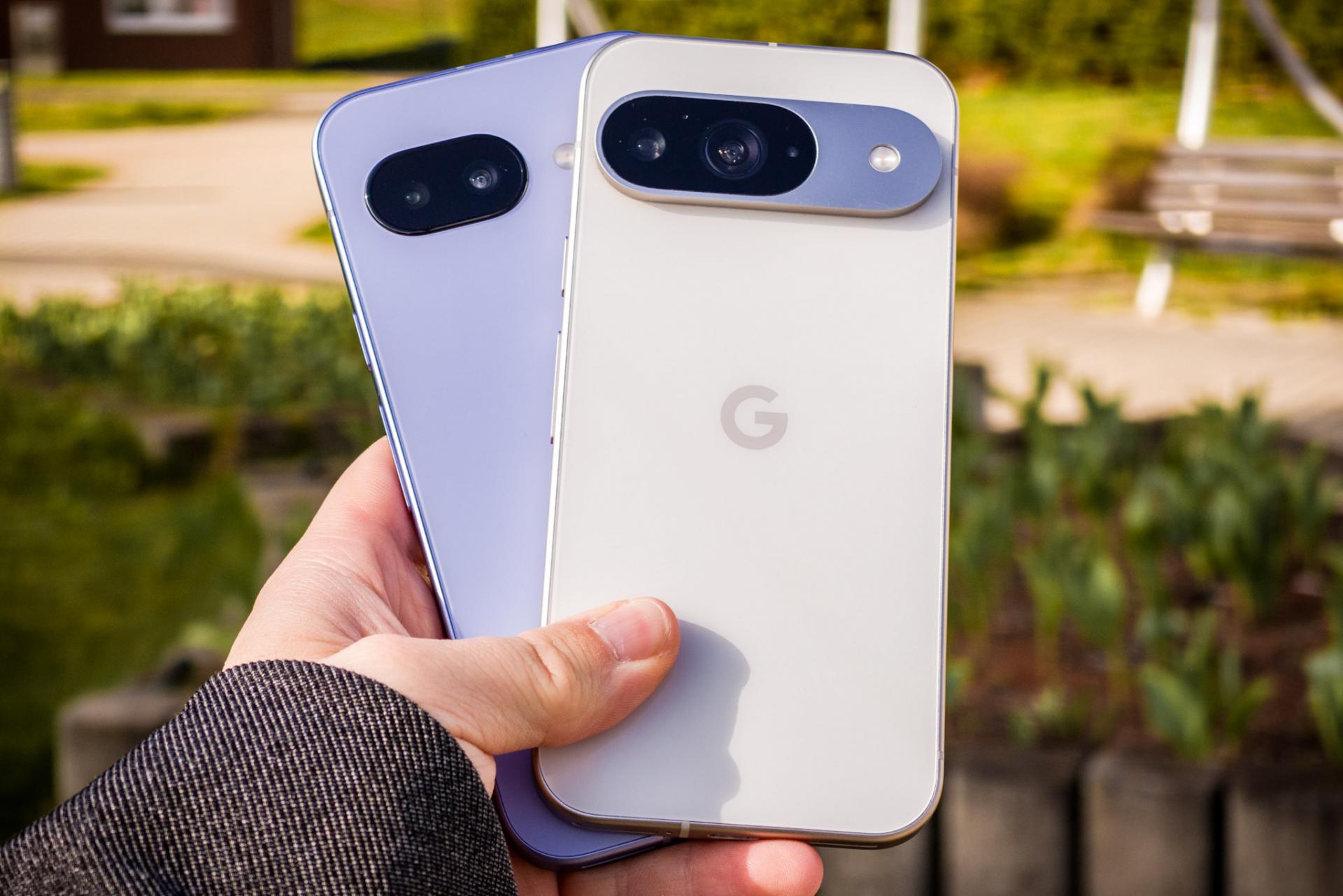 Smartfóny Pixel 9a (fialový) a Pixel 9 (biely) sú dvoma najdostupnejšími modelmi zo súčasnej série telefónov Pixel 9 od Googlu. Cenou si už nie sú výrazne vzdialené a navyše ich parametre sú relatívne podobné, v mnohom dokonca rovnaké. Aj preto vám prinášame ich porovnanie.