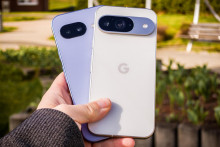 Smartfóny Pixel 9a (fialový) a Pixel 9 (biely) sú dvoma najdostupnejšími modelmi zo súčasnej série telefónov Pixel 9 od Googlu. Cenou si už nie sú výrazne vzdialené a navyše ich parametre sú relatívne podobné, v mnohom dokonca rovnaké. Aj preto vám prinášame ich porovnanie.