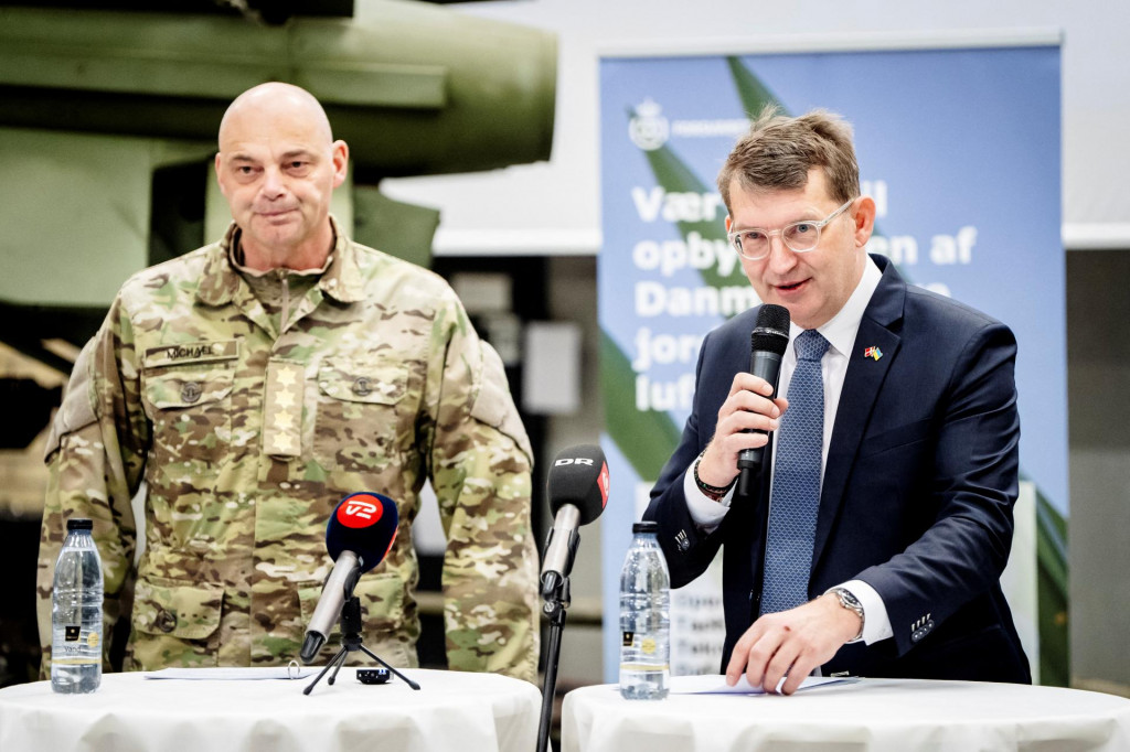 Dánsky minister obrany Troels Lund Poulsen a šéf obrany Michael Hyldgaard. FOTO: Reuters