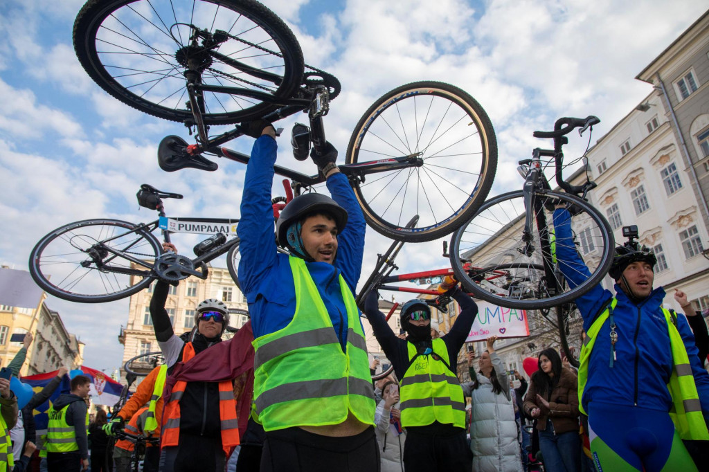 Srbskí cyklistickí študenti oslavujú príchod na zastávku v Linzi počas svojej cyklistickej jazdy do Štrasburgu vo Francúzsku, ktorej cieľom je zvýšiť informovanosť inštitúcií Európskej únie o srbských protestoch proti vláde v rakúskom Linzi. FOTO: Reuters