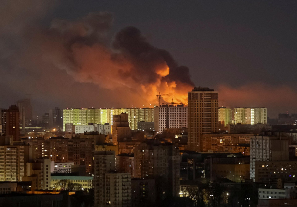 Na oblohe nad mestom stúpa dym po zásahu ruského bezpilotného lietadla uprostred ruského útoku na Ukrajinu. FOTO: Reuters