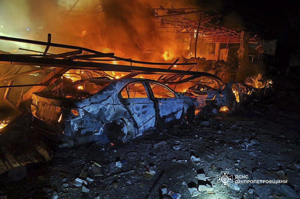 Príslušníci záchranných zložiek hasia požiar po útoku ruskej armády. FOTO: TASR/AP