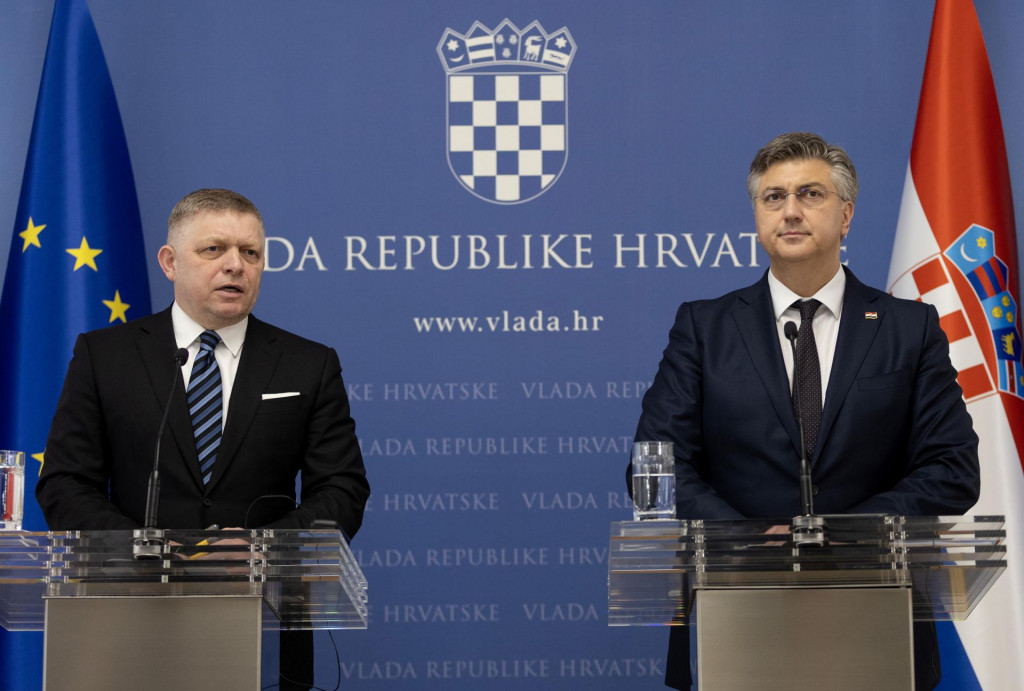 Na snímke slovenský premiér Robert Fico (vľavo) a chorvátsky premiér Andrej Plenkovič počas tlačovej konferencie v Záhrebe. FOTO: TASR/HINA - Damir Senčar