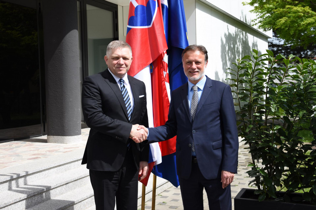 Premiér Robert Fico (vľavo) a predseda chorvátskeho parlamentu Gordan Jandrokovič si podávajú ruky počas stretnutia v Záhrebe. FOTO: TASR/Martin Žigo