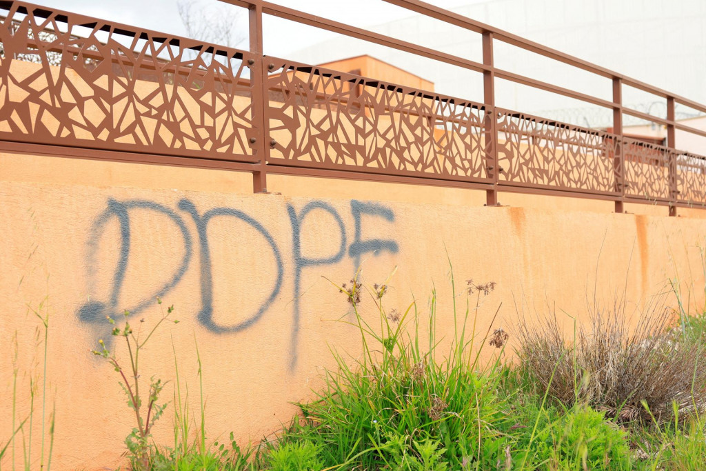 Písmená „DDPF“ sú napísané na stene väzenského centra Aix-Luynes v Aix-en-Provence vo Francúzsku. FOTO: Reuters