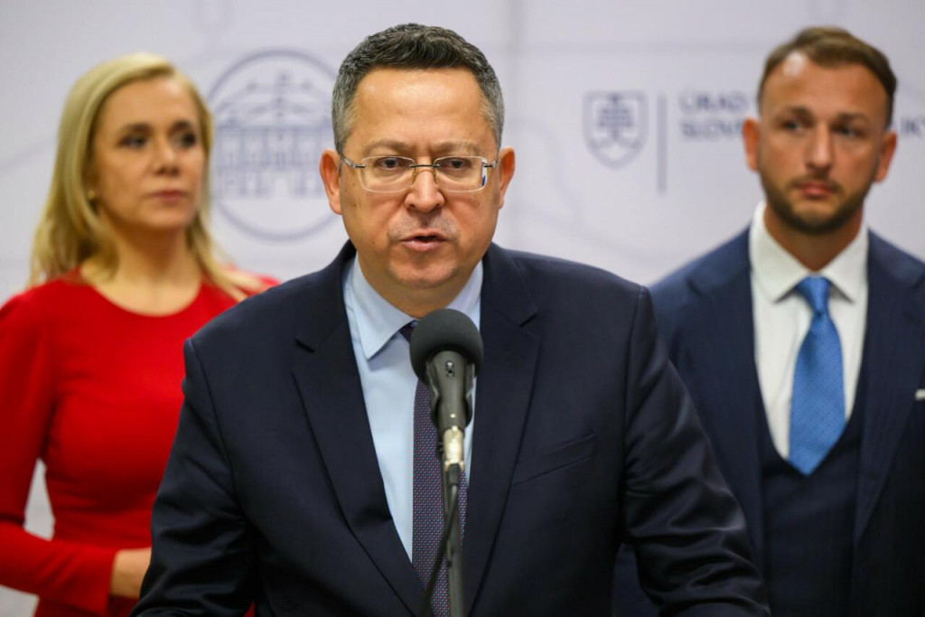 Na snímke v strede minister financií Ladislav Kamenický. FOTO: TASR/J. Novák