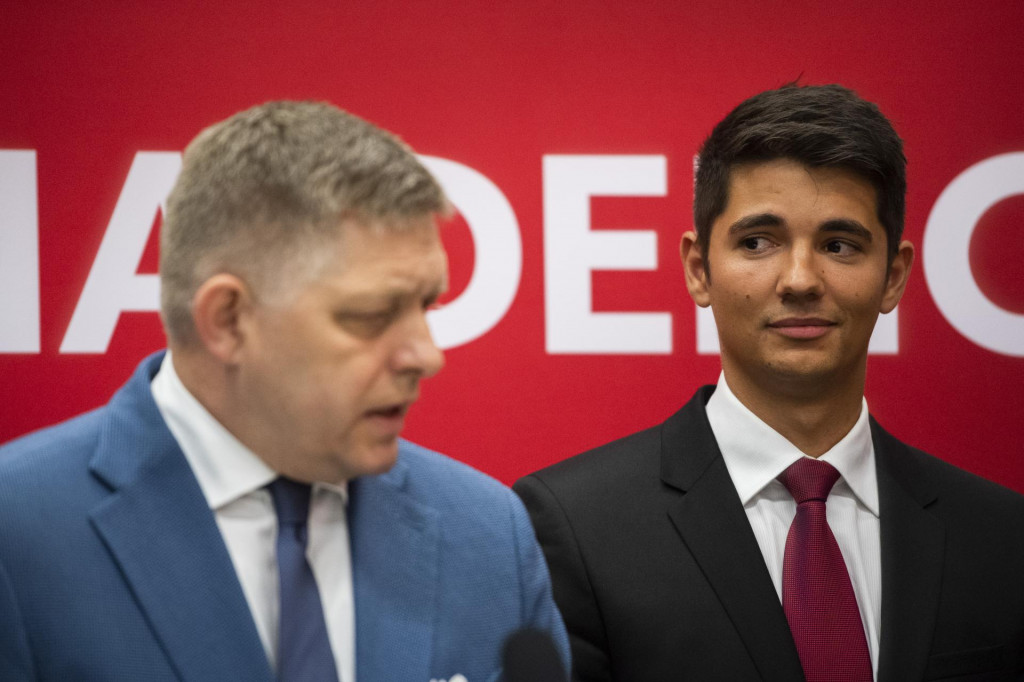 Na snímke premiér Robert Fico a jeho poradca Erik Kaliňák. FOTO: TASR/J. Novák