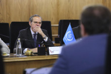 Generálny riaditeľ Medzinárodnej agentúry pre atómovú energiu Rafael Grossi diskutuje s riaditeľom Iránskej organizácie pre atómovú energiu Mohammadom Eslámím. FOTO: TASR/AP