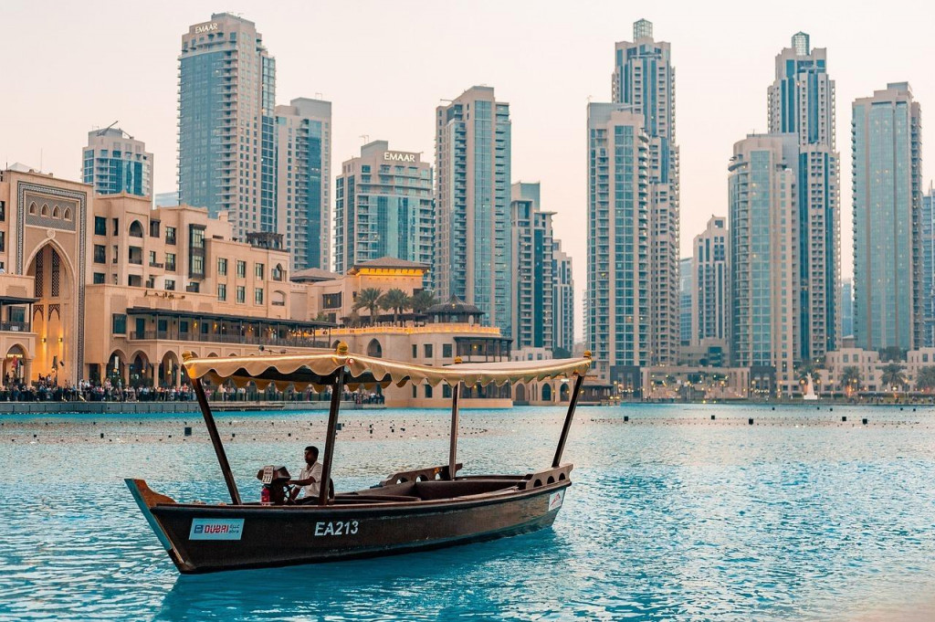 Dubaj poskytuje svojim náštevníkom unikátnu symbiózu hypermoderného mesta s dávnymi arabskými tradíciami. Hoci dopravu tam v čoraz väčšej miere riadia počítače, cez rieku Dubai Creek sa stále prepravíte starou loďkou za jeden dirham. FOTO: Pixabay