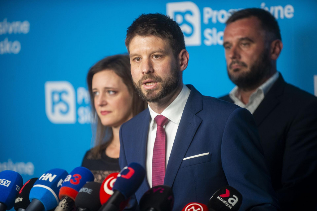 Členovia hnutia Progresívne Slovensko (PS), (zľava) Ľubica Karvašová, predseda hnutia Michal Šimečka a Michal Wiezig. FOTO: TASR/Jakub Kotian