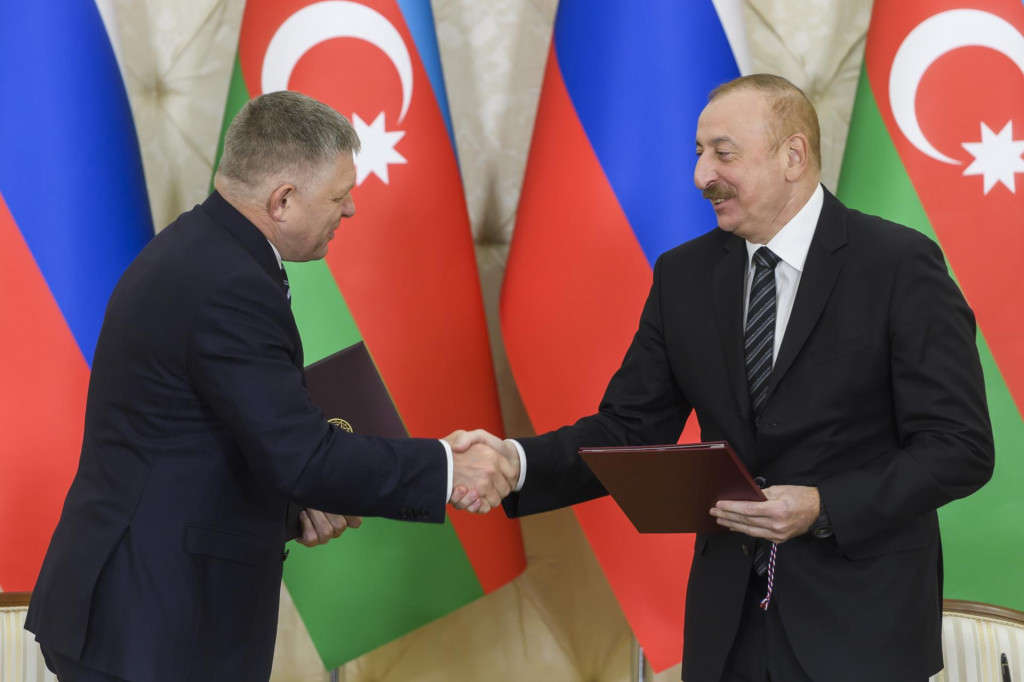 Na snímke zľava predseda vlády Robert Fico a prezident Azerbajdžanu Ilham Alijev v Baku 7. mája 2024.

FOTO: TASR/J. Novák