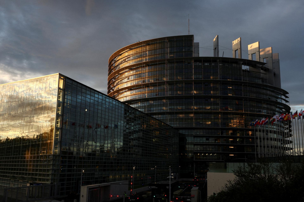 Európsky parlament svojej delegácii na návštevu Budapešti poskytol takzvané Faradayove puzdrá na telefóny, ktoré bránia odpočúvaniu mobilných telefónov. FOTO: REUTERS
