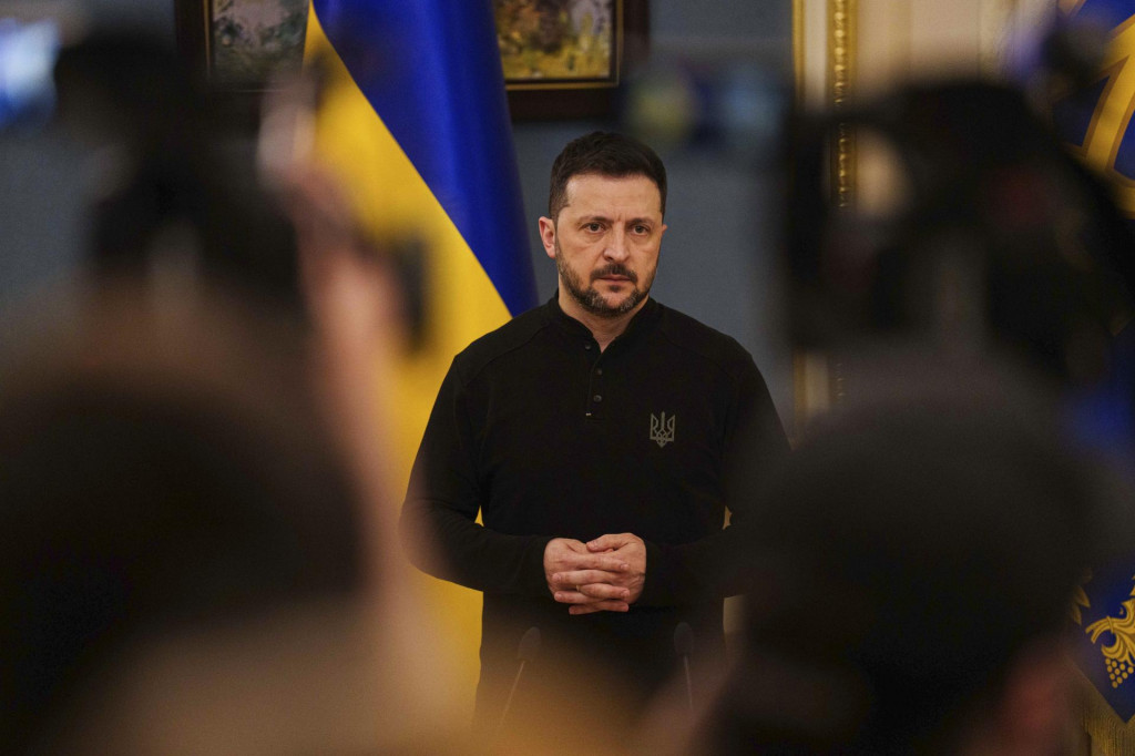 Ukrajinský prezident Volodymyr Zelenskyj reční počas tlačovej konferencie v Kyjeve 4. apríla 2025. FOTO TASR/AP