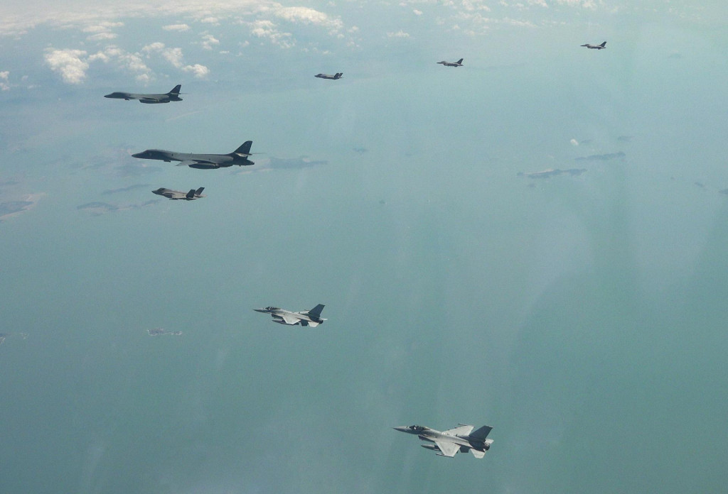 Dva strategické americké bombardéry B-1B (hore vľavo), stíhačka juhokórejského letectva F-35A a americké a juhokórejské stíhačky F-16 počas spoločného vojenského cvičenia Spojených štátov a Južnej Kórey. FOTO: TASR/AP