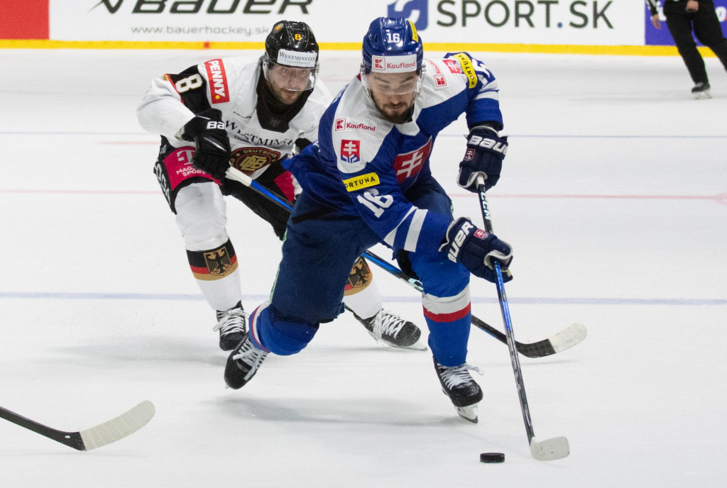 Na snímke sprava Róbert Lantoši (Slovensko) a Tobias Rieder (Nemecko) počas prípravného zápasu pred MS 2025 Slovensko - Nemecko v stredu 16. apríla 2025 v Piešťanoch. FOTO TASR