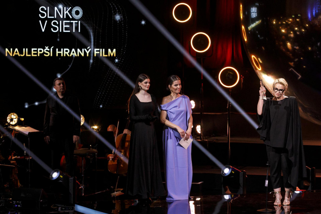 Cenu za najlepší hraný film Vlny si prevzala producentka Wanda Adamík Hrycová.