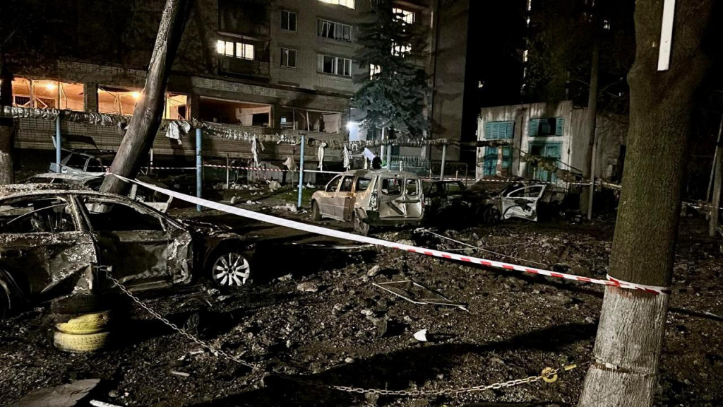 Obeťami sú podľa Lysaka staršia žena a dieťa, medzi zranenými sú tri deti. Vypuklo niekoľko požiarov a došlo k poškodeniu niekoľkých obytných budov. FOTO: REUTERS