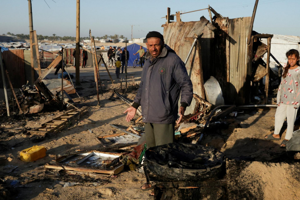 Palestínčania kontrolujú škody na mieste izraelského útoku na stanový tábor v južnom pásme Gazy. FOTO: REUTERS