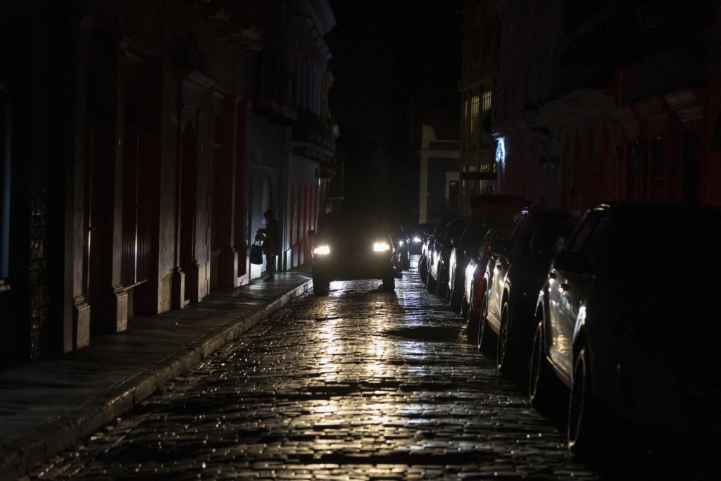 Auto jazdí po tmavej ulici v portorickom meste San Juan v stredu 16. apríla 2025. FOTO: TASR/AP