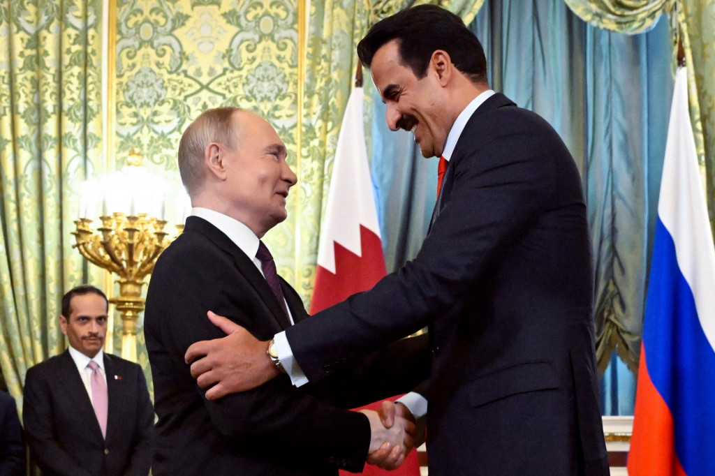 Katarský emir Tamim bin Hamad Sání a ruský prezident Vladimir Putin. FOTO: REUTERS