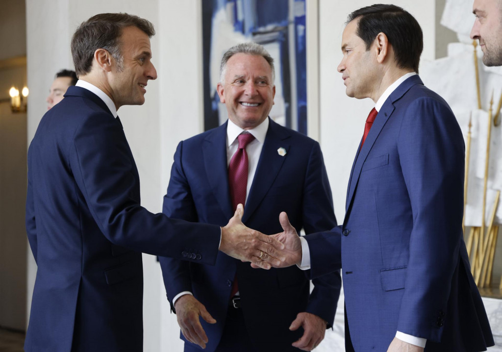 Francúzsky prezident Emmanuel Macron (vľavo), minister zahraničných vecí USA Marco Rubio (vpravo) a osobitný vyslanec amerického prezidenta Steve Witkoff prichádzajú na stretnutie v Elyzejskom paláci v Paríži. FOTO: TASR/AP