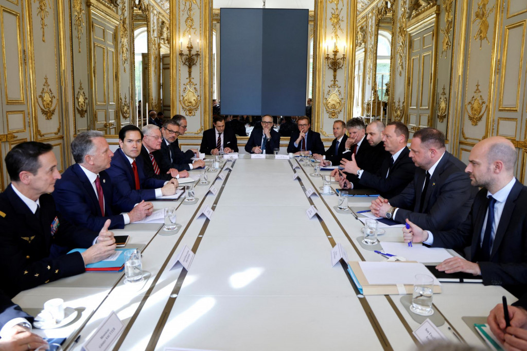 Zástupcovia v Elysejskom prezidentskom paláci v Paríži. FOTO: REUTERS
