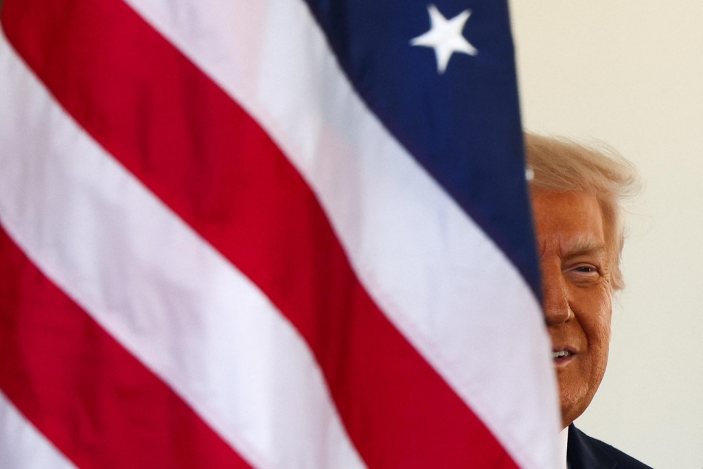 Americký prezident Donald Trump víta taliansku premiérku Giorgiu Meloniovú (nie je na obrázku) pri jej príchode do Bieleho domu. FOTO: REUTERS