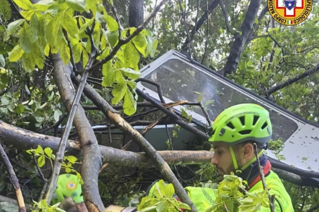 Pri nehode talianskej lanovky neďaleko Neapola zahynuli &scaron;tyria ľudia FOTO: REUTERS