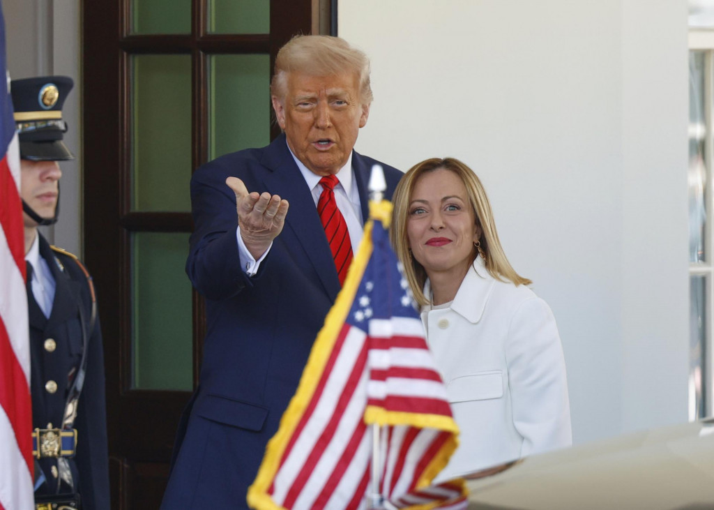 Americký prezident Donald Trump víta taliansku premiérku Giorgiu Meloniovú pred ich stretnutím v Bielom dome vo Washingtone 17. apríla 2025. FOTO TASR/AP