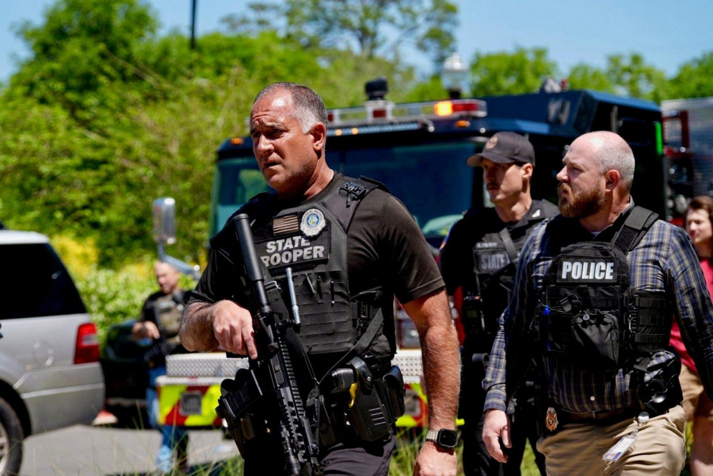Práca orgánov činných v trestnom konaní v areáli Floridskej štátnej univerzity (FSU) po masovej streľbe v Tallahassee na Floride, USA, 17. apríla 2025. FOTO: Alicia Devine