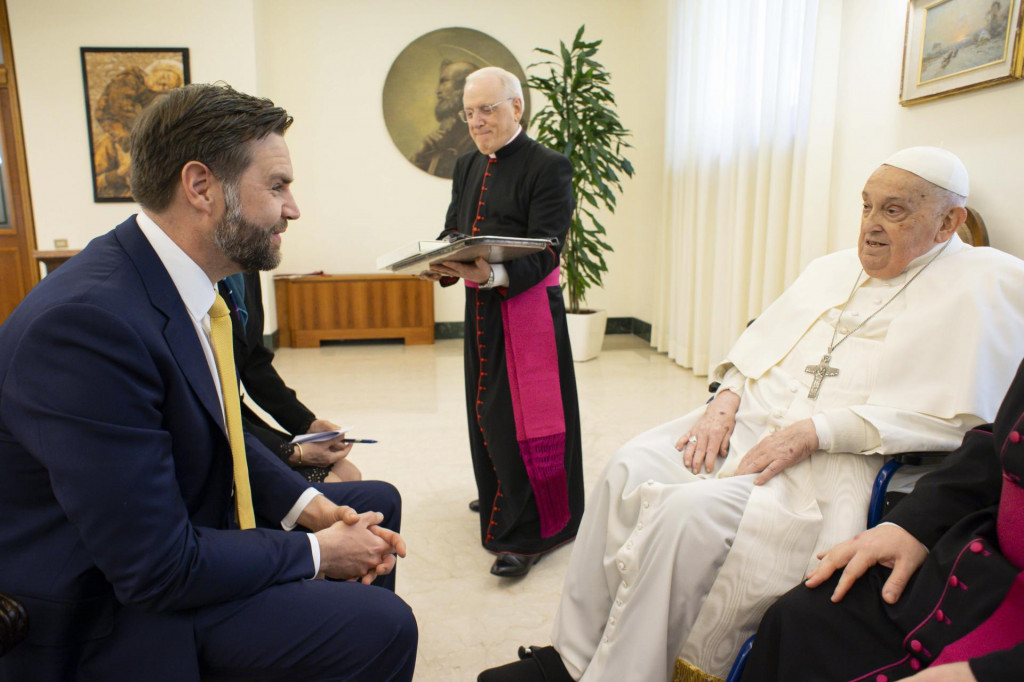 Pápež František sa deň pred smrťou stretol s americkým viceprezidentom J. D. Vanceom. FOTO: TASR/AP/Vatican Media