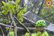 Záchranári pátrajú v miestach, kde spadla kabínková lanovka na vrchu Monte Faito pri Neapole na juhu Talianska. FOTO: TASR/AP