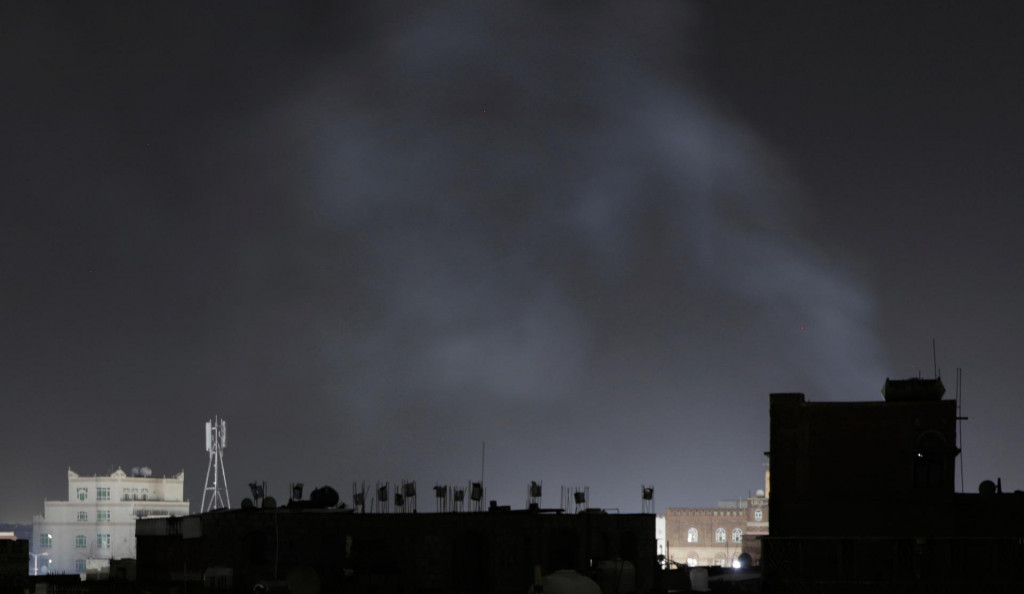 Dym stúpa z miesta po údajnom leteckom útoku amerických vzdušných síl na Jemen v Saná. FOTO: TASR/AP