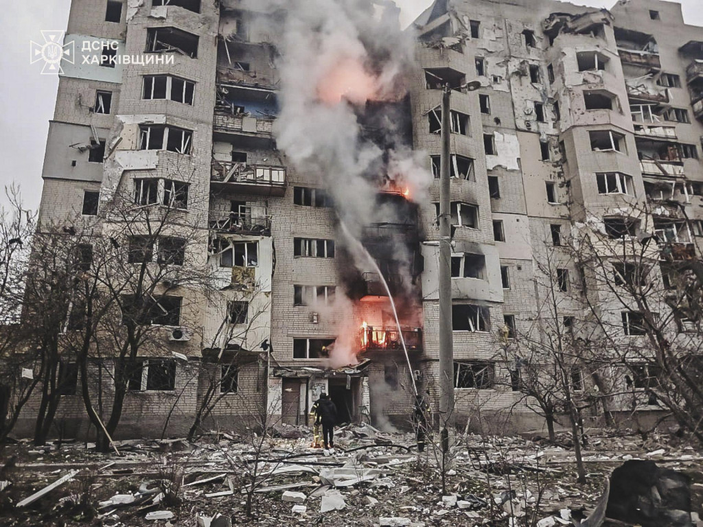 Hasiči hasia požiar horiacej obytnej budovy po ruskom útoku. FOTO: TASR/AP