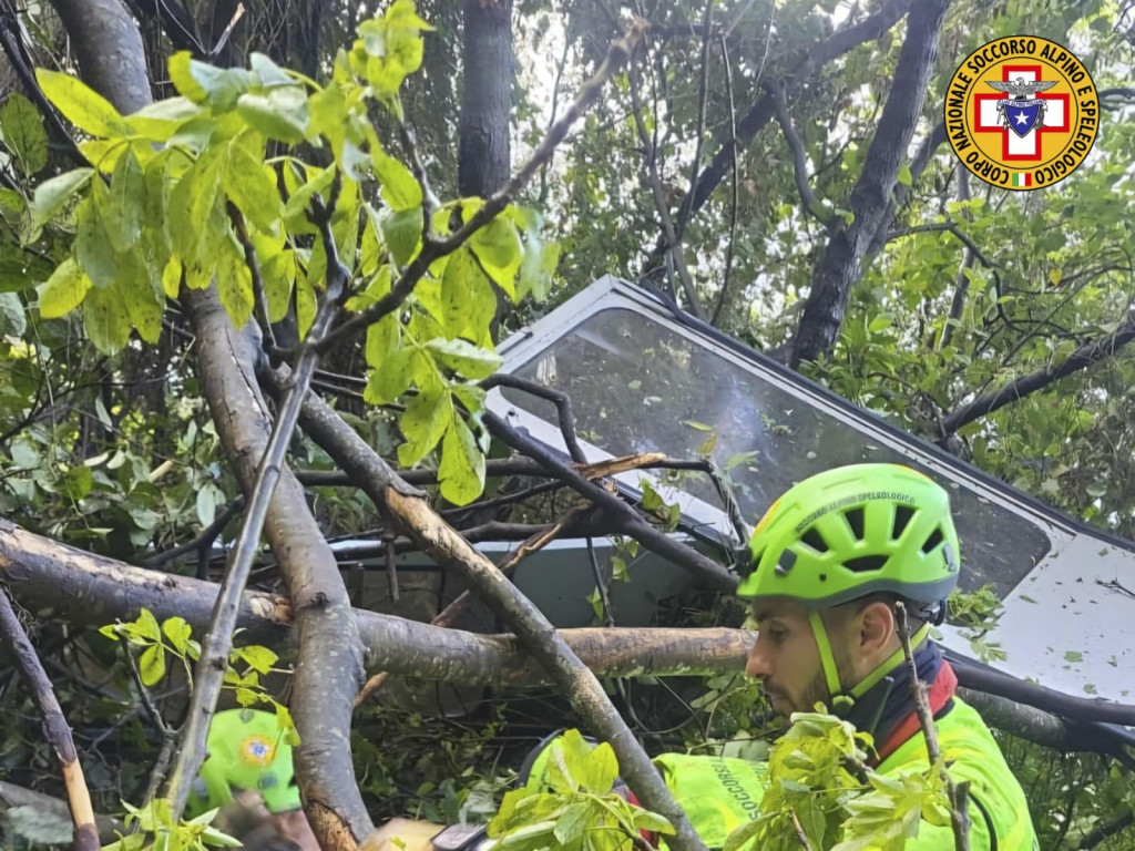Záchranári pátrajú v miestach, kde spadla kabínková lanovka na vrchu Monte Faito pri Neapole na juhu Talianska. FOTO: TASR/AP