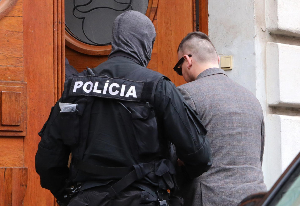 Výsluch Daniela Bombica sa začal dnes o 11:00. Naplánoval ho sudca pre prípravné konanie Rastislav Stieranka, ktorý následne rozhodne, či obvineného extrémistu zoberie do väzby alebo nie. FOTO: TASR/Ján Krošlák