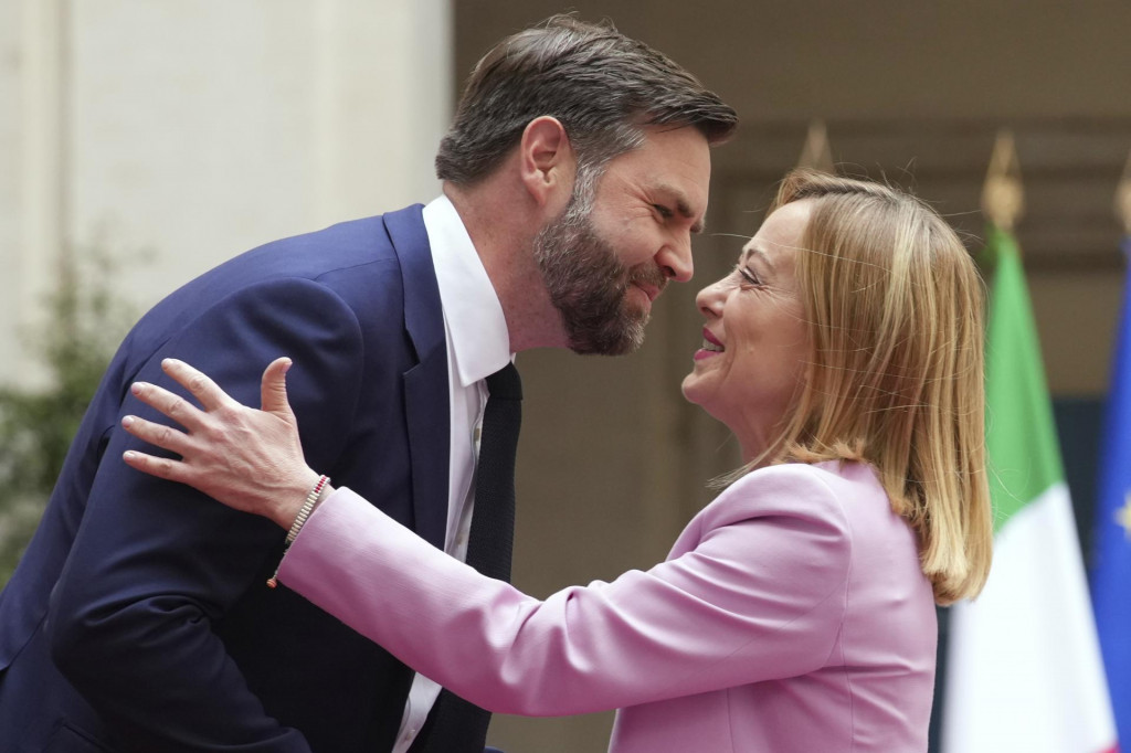 Viceprezident USA J.D. Vance (vľavo) a premiérka Talianska Giorgia Meloniová. FOTO: TASR/AP