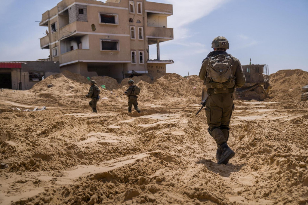 Izraelskí vojaci, ktorí vykonávajú operácie v lokalite označenej ako Tel Al-Sultan, guvernorát Rafah, Gaza, na tomto obrázku zverejnenom 2. apríla 2025. FOTO: Izraelská armáda