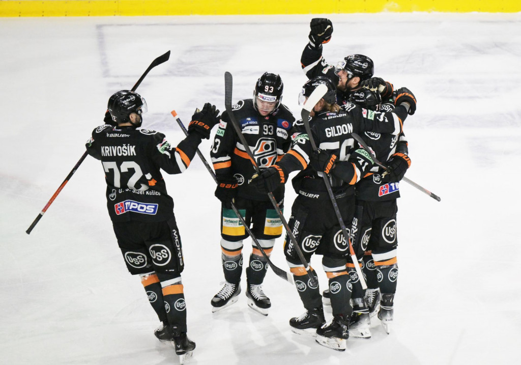 Gólová radosť hráčov Košíc v prvom zápase semifinále play off hokejovej Tipos extraligy medzi HC Košice – HKM Zvolen 2. apríla 2025 v Košiciach. FOTO TASR