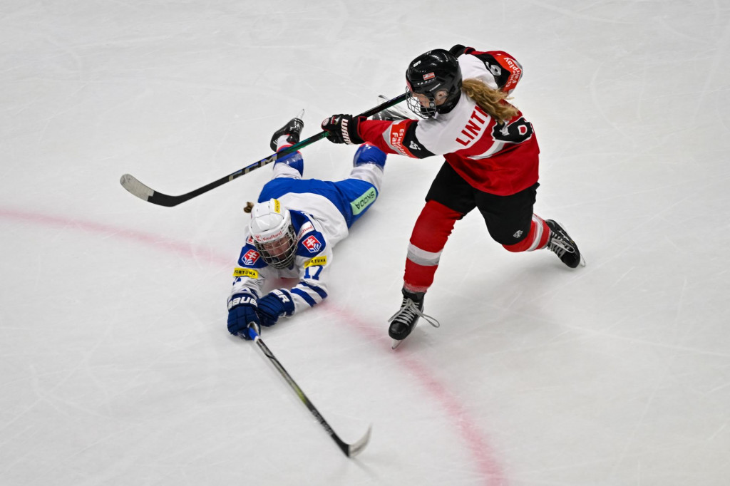 Na snímke zľava Laura Jancsóová (Slovensko) a Emma Lintnerová (Rakúsko) počas prípravného hokejového zápasu žien Slovensko - Rakúsko v Bratislave v nedeľu 6. apríla 2025. FOTO TASR