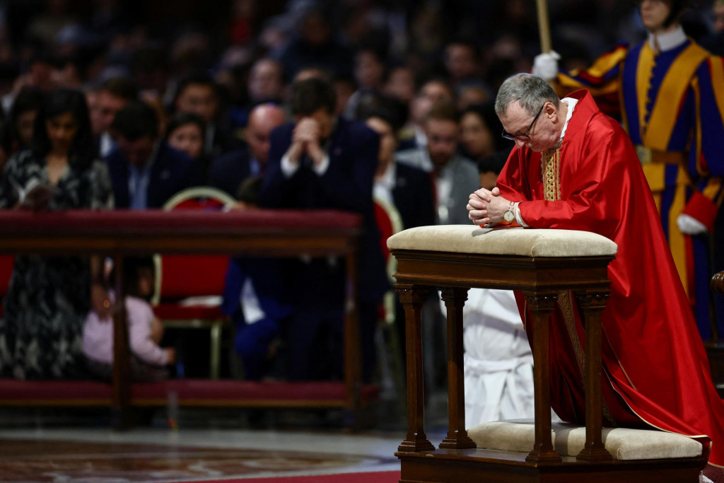 Kardinál Claudio Gugerotti predsedá veľkopiatkovej bohoslužbe. FOTO: REUTERS