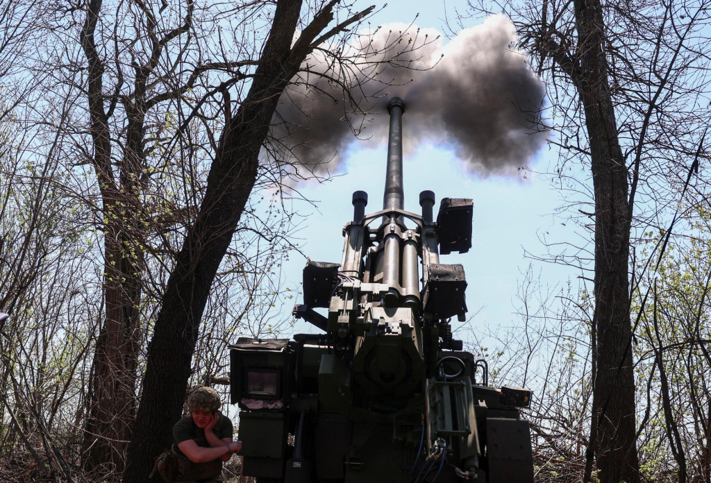 Ukrajinský vojak strieľa zo samohybnej húfnice Caesar na ruské jednotky uprostred ruského útoku na Ukrajinu na frontovej línii v Doneckej oblasti, Ukrajina 18. apríla 2025. REUTERS/Anatolij Stepanov