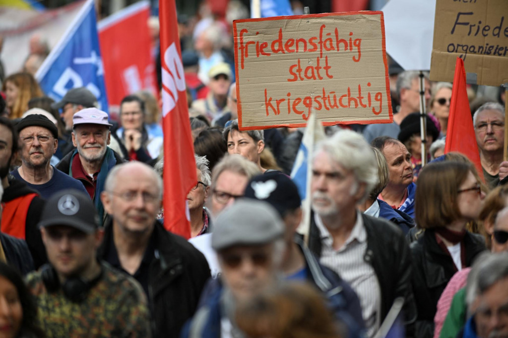 Ľudia sa zhromažďuj&uacute; na Veľkonočnom mierovom pochode, aby demon&scaron;trovali proti zbrojeniu a vojne, v nemeckom Kol&iacute;ne nad R&yacute;nom 19. apr&iacute;la 2025. FOTO: REUTERS