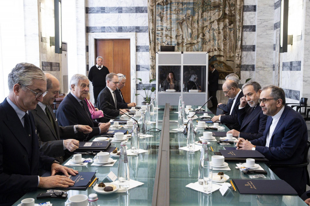 Taliansky vicepremiér a minister zahraničných vecí Antonio Tajani (tretí vľavo) a iránsky minister zahraničných vecí Abbás Arakčí (druhý vpravo) počas rokovania v Ríme v sobotu 19. apríla 2025. Druhé kolo nepriamych rokovaní o jadrovom programe Teheránu medzi Iránom a Spojenými štátmi v Ríme sa skončilo po približne štyroch hodinách. FOTO TASR/ANSA