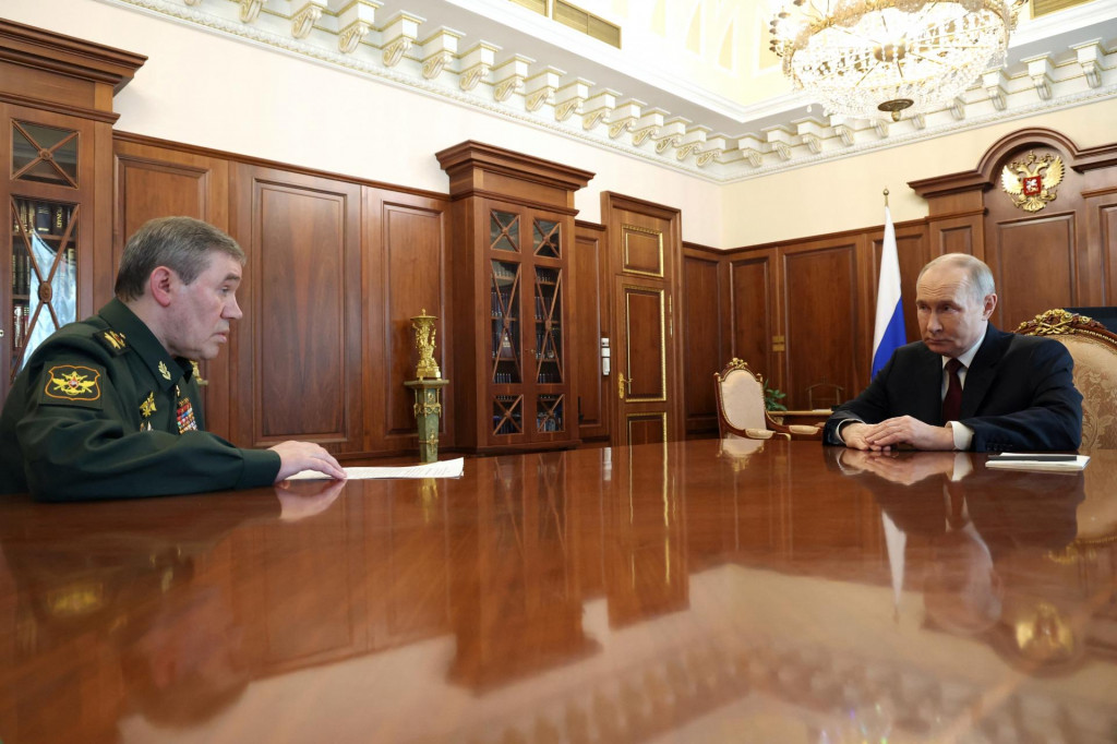 Ruský prezident Vladimir Putin sa stretol s náčelníkom generálneho štábu ruských ozbrojených síl Valerijom Gerasimovom v Moskve, Rusko 19. apríla 2025. FOTO: Vjačeslav Prokofjev