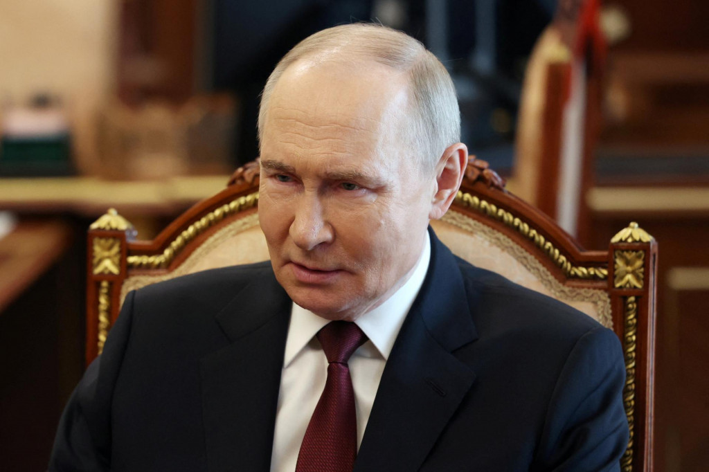 Ruský prezident Vladimir Putin sa zúčastňuje stretnutia s náčelníkom generálneho štábu ruských ozbrojených síl Valerijom Gerasimovom v Moskve, Rusko 19. apríla 2025. FOTO: Vjačeslav Prokofjev